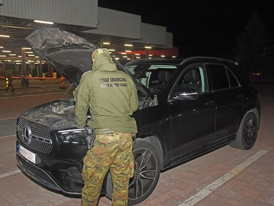 Próba przemytu rocznego mercedesa na Białoruś udaremniona. Pogranicznicy odzyskali luksusowe auto
