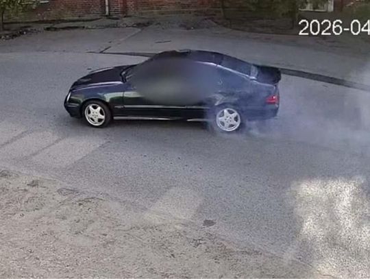 Próbował driftować mercedesem, ale tylko narobił sobie problemów i stracił prawo jazdy
