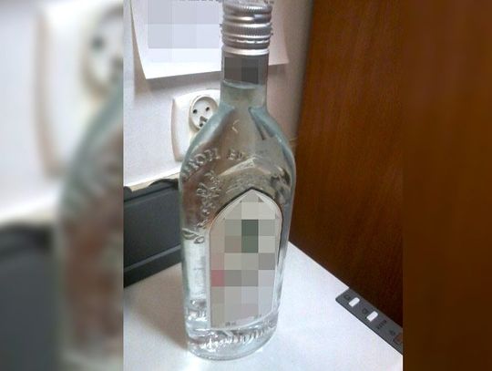 Próbowała podmienić butelkę z kranówką na flaszkę alkoholu. Sprytny plan kobiety przejrzeli kasjerzy