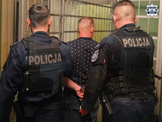 Próbował przekupić policjantów alkoholem. Wcześniej urządził burdę w szpitalu i groził ratownikowi Próbował przekupić policjantów alkoholem. Wcześniej urządził burdę w szpitalu i groził ratownikowi