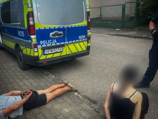 Próbował się wyrwać policjantom i uciec. Został zatrzymany razem z koleżanką, która miała narkotyki