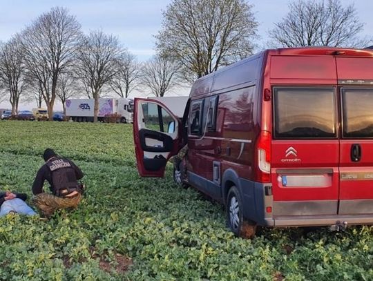 Próbował uciec kradzionym kamperem wjeżdżając na polę. Za nim jechał pomocnik w audi