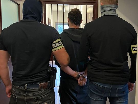 Próbował uciec policji przez okno, zdążył zabrać tylko narkotyki