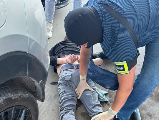 Próbował uciec skradzionym autem i staranował radiowóz. Akcja policji na stacji benzynowej