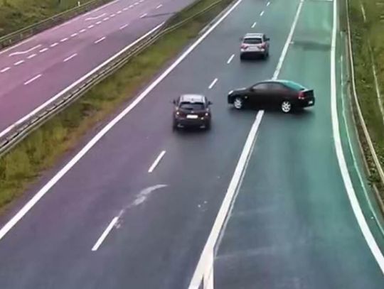 Próbował wjechać na autostradę, wpadł w poślizg i doprowadził do zderzenia