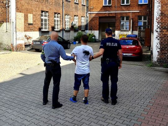 Próbował wynieść kosmetyki bez płacenia. Uderzył pracownicę, która próbowała go zatrzymać