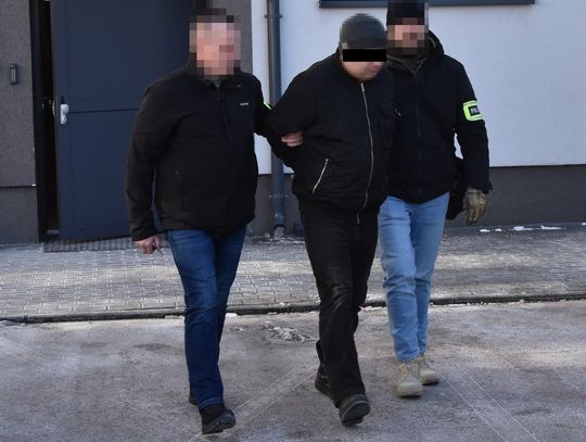 Próbował zepchnąć radiowóz do rowu, policja użyła broni. Finał niebezpiecznej ucieczki przemytnika