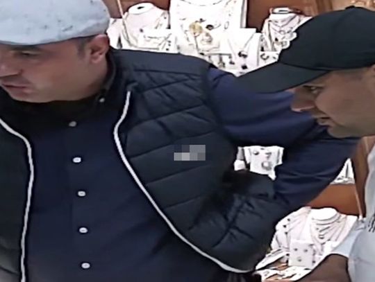 Próbowali okraść jubilera. Policjanci opublikowali zdjęcia sprawców i proszą o pomoc