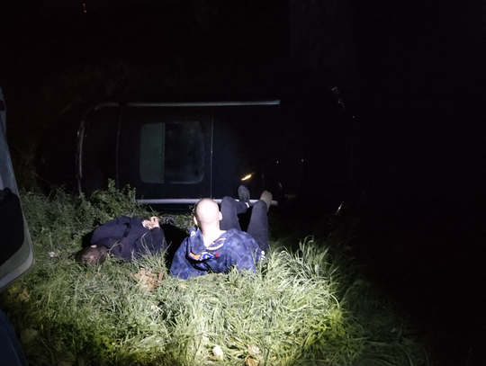 Próbowali uciec, ale skończyli w rowie. Kierowca i jego kumpel wyczołgali się z auta prosto w ręce policjantów
