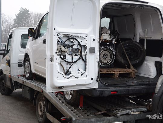 Próbowali wywieźć z Polski części ze skradzionych samochodów. Dwa zatrzymania na granicy z Ukrainą