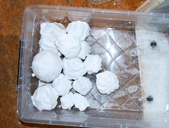 Produkowali i przetrzymywali w mieszkaniu duże ilości narkotyków. Dwaj dilerzy skończyli w areszcie