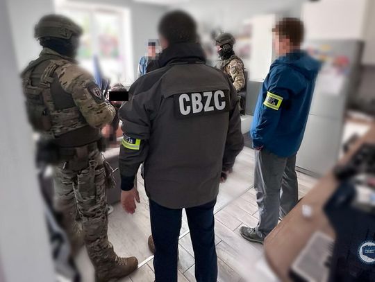 Produkowali sterydy i handlowali nimi w internecie. Policjanci rozbili grupę przestępczą