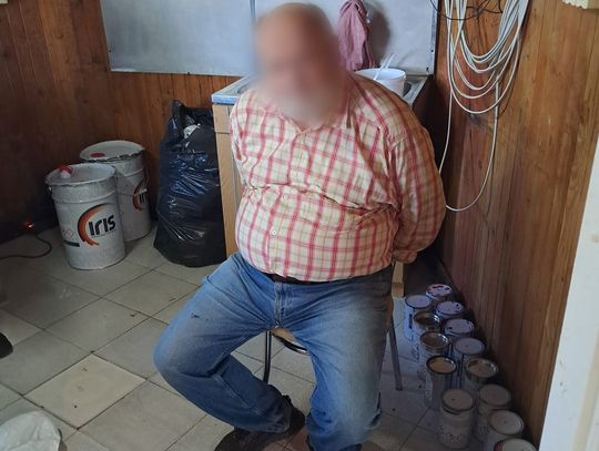 Profesjonalna plantacja konopi i kontrabanda w kamienicy. Policjanci przejęli 9 kg marihuany