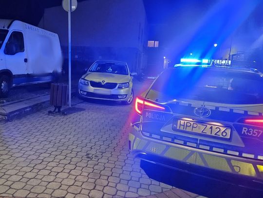 Prowadziła taksówkę z ponad 2 promilami. Kobieta wjeżdżała w zaparkowane auta