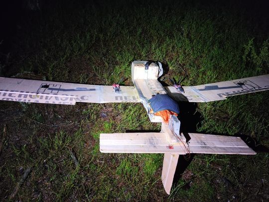 Prymitywny dron odnaleziony w lesie przy granicy z Białorusią. Przemytnicy szmuglowali nim papierosy