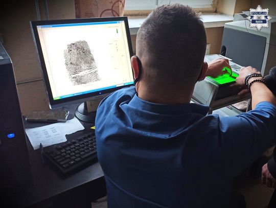 Przebiegając obok aut zarysowywał je ostrym przedmiotem. Policjanci zatrzymali 31-latka