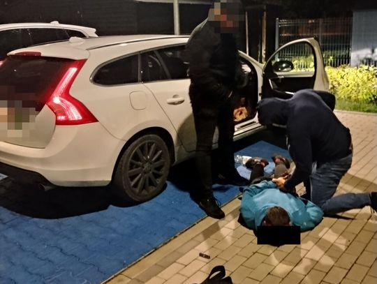 Przebrani za policjantów, z maskami na twarzach. Rozbity gang złodziei luksusowych samochodów