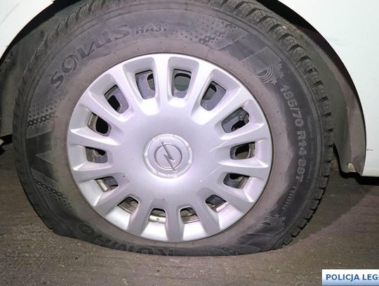 Przeciął nożem opony w dziewięciu autach i groził przechodniowi. Mężczyzna został obezwładniony przez policję