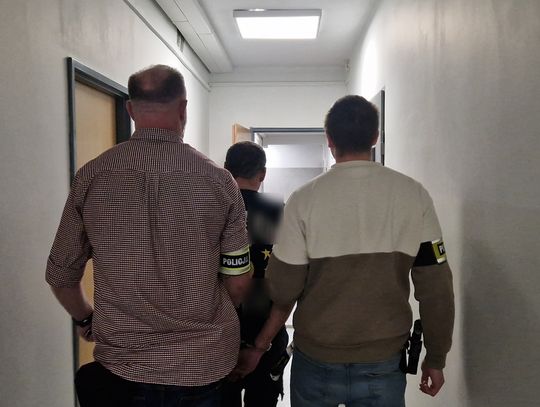 Przed budynkiem leżał zakrwawiony mężczyzna z raną brzucha. Współlokator zatrzymany z nożem kuchennym Przed budynkiem leżał zakrwawiony mężczyzna z raną brzucha. Współlokator zatrzymany z nożem kuchennym