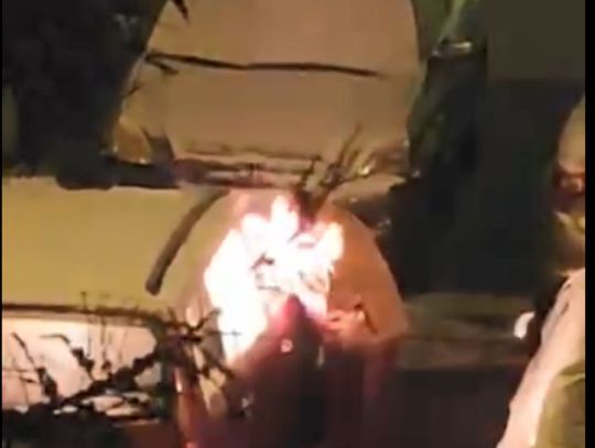 Przejechał 400 kilometrów, żeby podpalić auto byłej. Ogień objął jeszcze trzy inne pojazdy