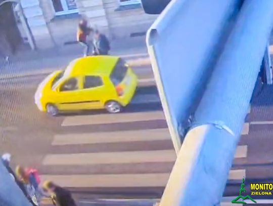 Przejechał na czerwonym, a potem przed nogami pieszego na przejściu. Mężczyzna pożegnał się za to z prawkiem