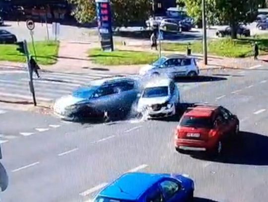 Przejechał na czerwonym i doprowadził do kraksy. Za kierownicą 79-latek