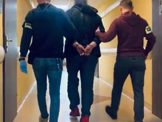 Przejechał na czerwonym i wpadł. Pijany kierowca miał zakaz, narkotyki i karę więzienia do odbycia