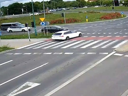 Przejechał na czerwonym i zderzył się na rondzie z kierowcą bez prawa jazdy