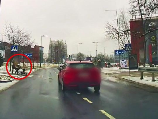 Przejechał obok kobiety z dziecięcym wózkiem, która chciała przejść przez przejście. Teraz kierowcę namierza policja