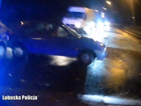 Przejechał policjantom po nogach i staranował radiowóz. Chcieli uciec za wszelką cenę, obaj są już za kratami. WIDEO