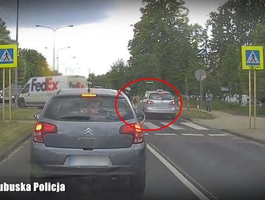 Przejechał przed kobietą prowadzącą rower. Groźna sytuacja na przejściu dla pieszych
