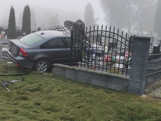 Przejechał przez skrzyżowanie i wpadł na cmentarz. Volvo zniszczyło pięć nagrobków