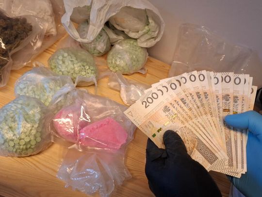 Przejęta rzadka „różowa kokaina” i kilogramy innych narkotyków. Kryminalni zatrzymali dwie osoby