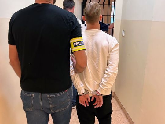 Przelewał oszustom ogromne sumy i dawał kasę w gotówce. Policja zatrzymała 21-latka, który odebrał 100 tysięcy