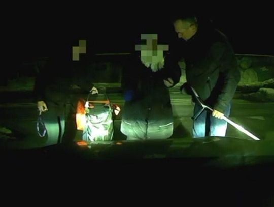 Przemarznięta staruszka z trudem szła chodnikiem. Policjant po służbie wziął ją do własnego samochodu i odwiózł do domu