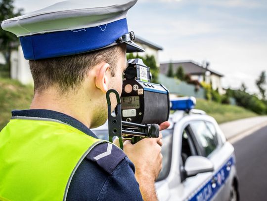 Przemknął obok patrolu 96 km/h. Myślał, że jeśli kontrolują już innego kierowcę, to jemu odpuszczą
