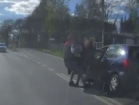 Przemocą wyciągnął kobietę z samochodu, a potem porzucił go przed nadjeżdżającym pociągiem