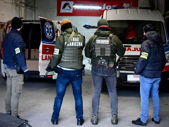 Przemytnicy wykazali się niezwykłą kreatywnością. Szmuglowali kontrabandę ambulansami