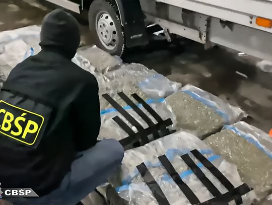 Przemytnik wiózł ponad sto kilo marihuany z Hiszpanii. Narkotyki były ukryte w skrytce ciężarówki [WIDEO, FOTO]