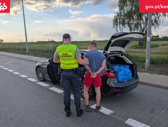Przemytnik wpadł na autostradzie. W bagażniku i na tylnym siedzeniu miał 38 kilogramów marihuany