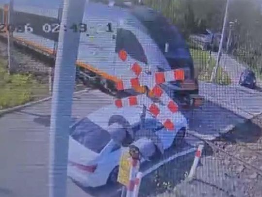 Przepuścił jeden pociąg i ruszył na czerwonym. Nie spodziewał się, że nadjeżdża kolejny