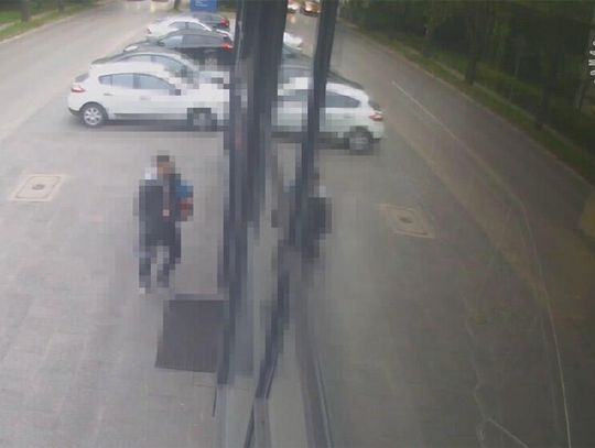 Przerażony ojciec wbiegł z nieprzytomnym dzieckiem na komendę. Policjanci ruszyli na pomoc