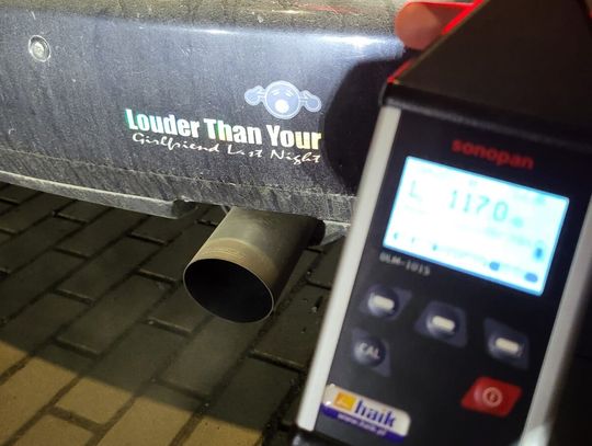 Przerobiony wydech w Hondzie i kontrowersyjna naklejka. 20-latek stracił dowód rejestracyjny