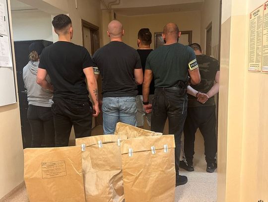 Przerwana transakcja narkotykowa na parkingu. Policja zatrzymała parę dilerów i ich klienta