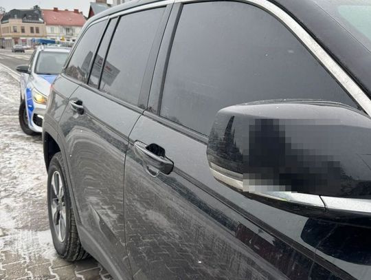 Przesadził z przyciemnianiem szyb. Kierowca Jeepa stracił dowód rejestracyjny i dostał mandat Przesadził z przyciemnianiem szyb. Kierowca Jeepa stracił dowód rejestracyjny i dostał mandat