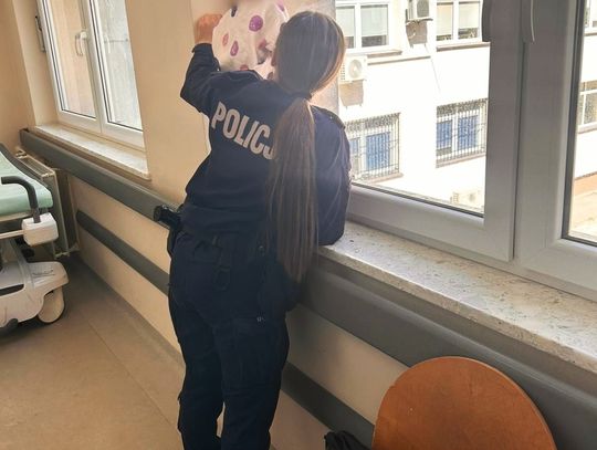 Przestraszona 2-latka uciekła uciekła z domu, w którym trwała libacja. 21-letnia matka była kompletnie pijana