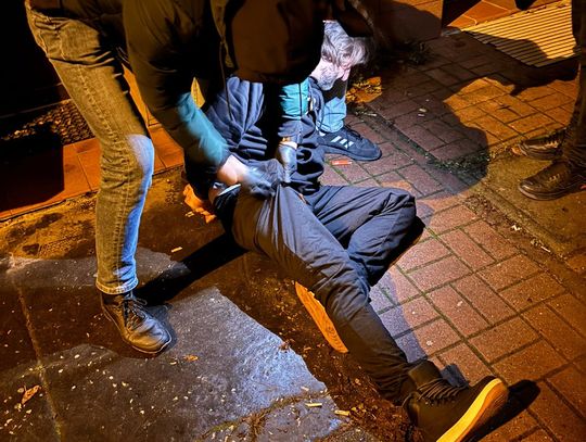 Przestraszona staruszka dała mu 87 tysięcy. "Odbierak" zatrzymany w hostelu. Nie miał już przy sobie pieniędzy