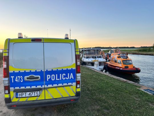 Przestraszone dzieci zadzwoniły do matki, bo pijany ojciec zasnął na motorówce. Potem uderzył policjanta
