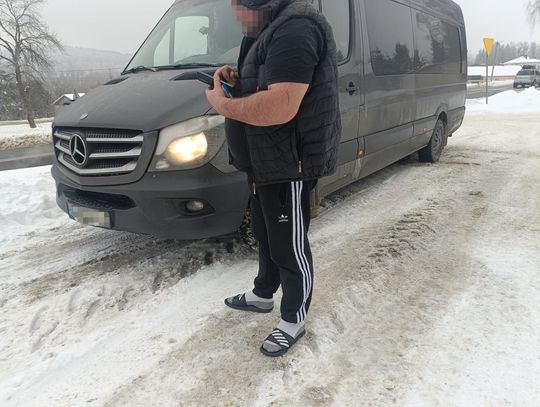 Przewozili busami zbyt dużą liczbę pasażerów. Policjanci zatrzymali prawa jazdy obcokrajowców