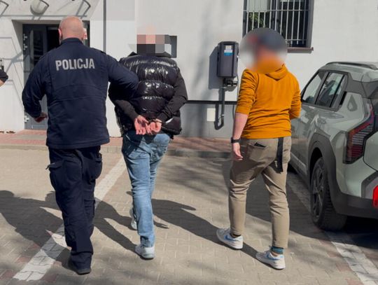 Przewrócił 16-latka, a potem kopał go po twarzy. Policjanci zatrzymali 40-letniego napastnika